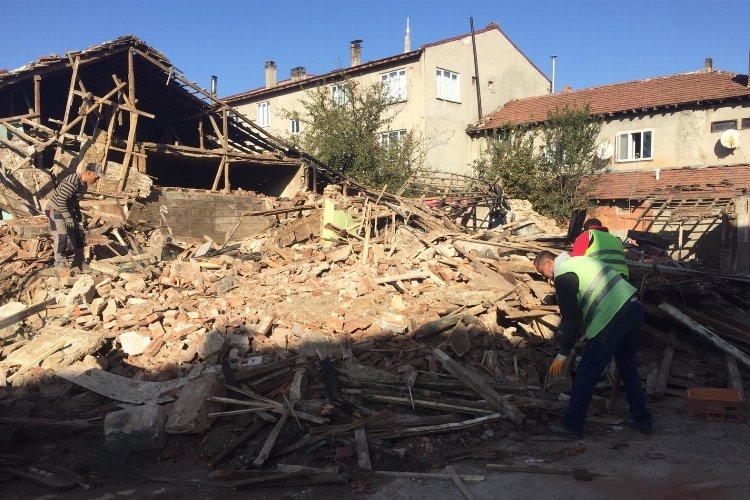 Pazaryeri'nde Metruk Binalara Yıkım