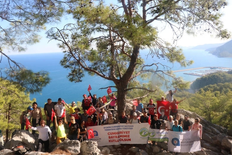 Antalya Büyükşehir, Tünektepe “Cumhuriyet Yolu’nda” Doğa Yürüyüşü Düzenlendi
