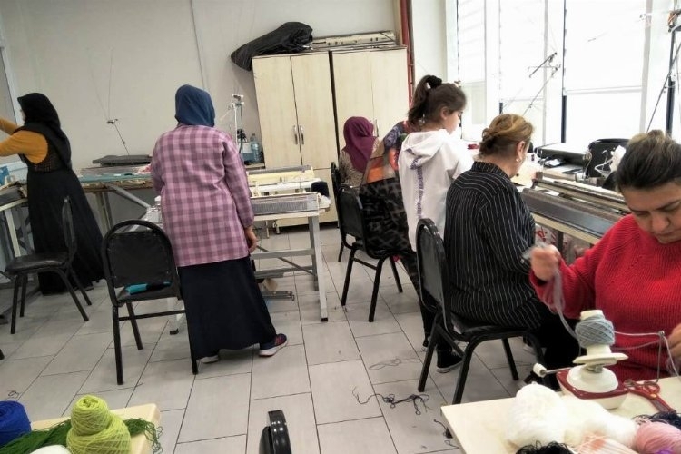 Dilisekesi'nde triko kursiyerleri depremzedeler için üretiyor