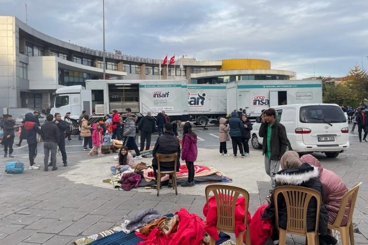 Kocaeli'nin mobil afet tırları Düzce’ye gönderildi.