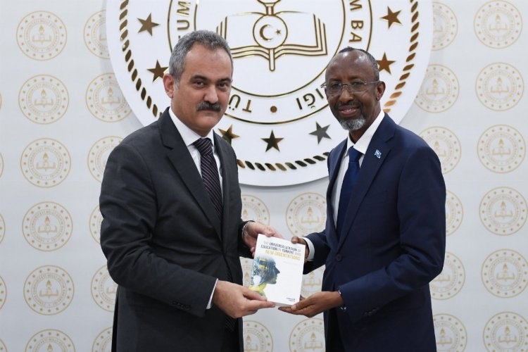 Bakan Özer Somalili mevkidaşıyla bir araya geldi
