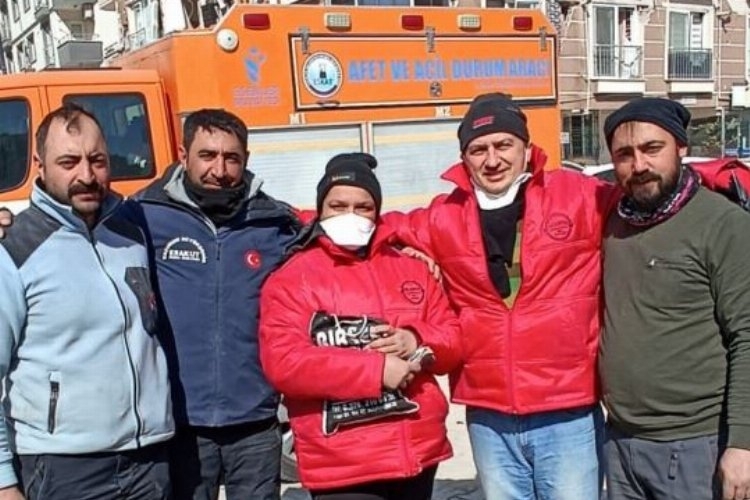 Hatay'da enkazda bulduğu 411 bin lirayı sahibine teslim etti