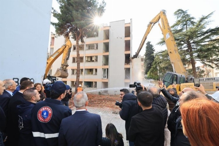 İstanbul'da riskli yapı yıkımları devam ediyor