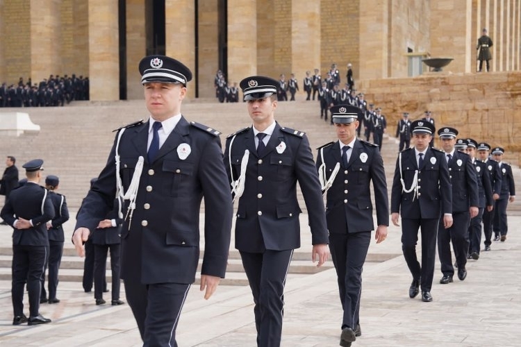 Türk Polis Teşkilatı'nın 178'inci kuruluş yıldönümü dolayısıyla teşkilat üyeleri  Ata'nın huzurunda