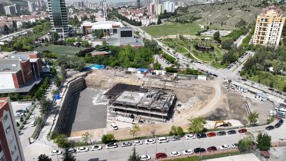Büyükşehir Belediyesi'nin “Otopark ve Kent Meydanı Projesi” devam ediyor