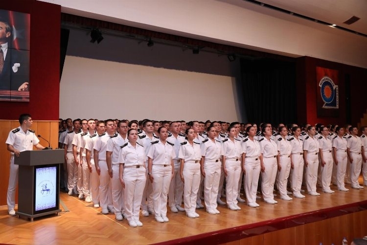 Dokuz Eylül'de genç denizciler yemin etti