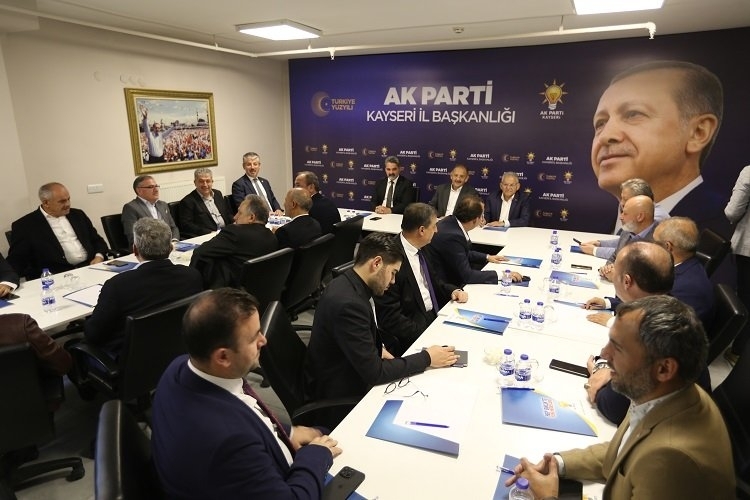 AK Parti Kayseri'de Bakan ve Belediye Başkanı Arasında İstişare Toplantısı Gerçekleşiyor