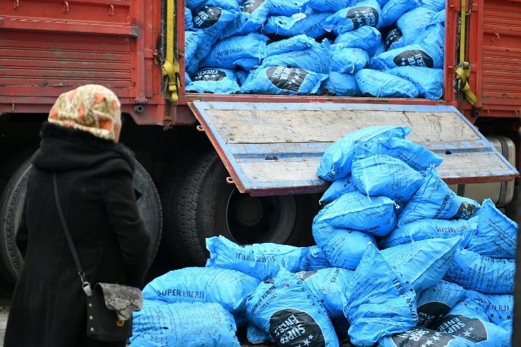 Beylikdüzü'nde 90 Aileye 90 Ton Yakacak Yardımı