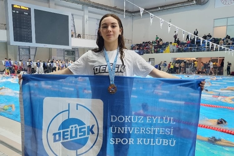 Dokuz Eylül Üniversitesi Yüzücülerinin Havuzdaki Muazzam Başarısı