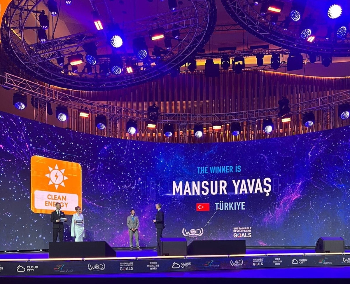 MANSUR YAVAŞ, “YEŞİL ENERJİ ÖDÜLÜ”NÜ ALDI