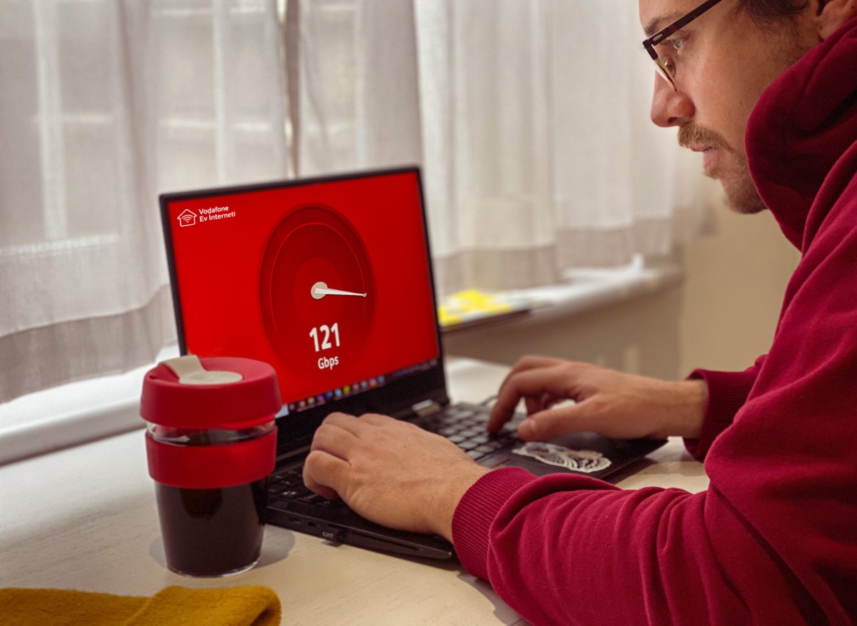 VODAFONE'DAN FİBERDE TÜRKİYE REKORU:   100G PON İLE SANİYEDE 121 GİGABİT 