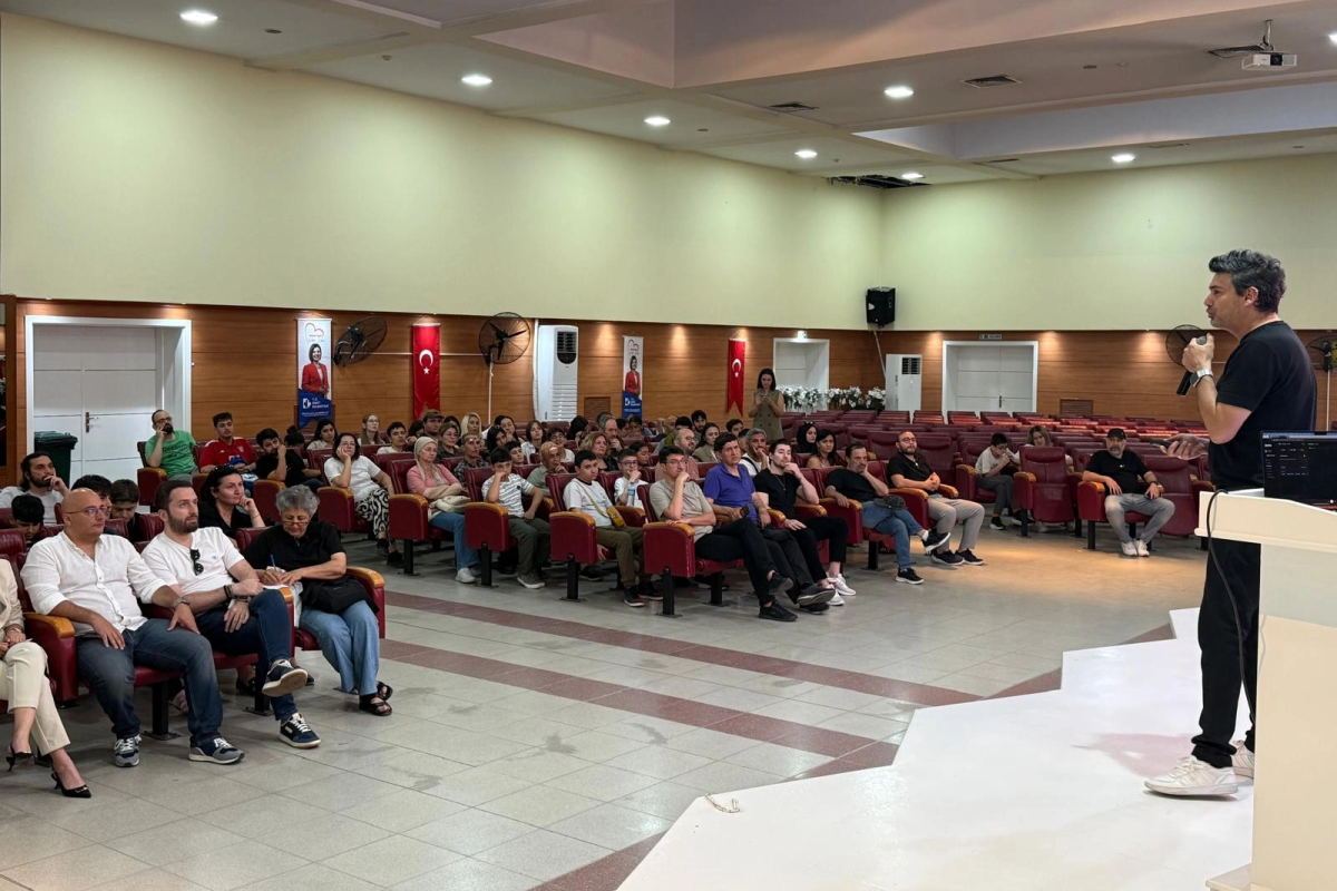 İzmit’te yapay zekâ semineri: Ozan Sihay gençlerle buluştu